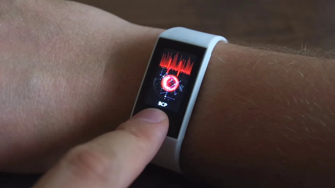 Клон Xiaomi Mi Band продают за тысячу рублей в МТС. Что это за дичь?