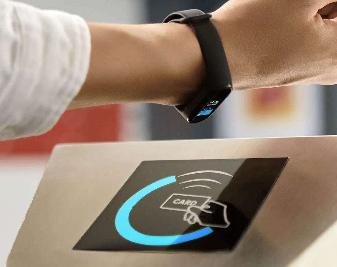 С помощью Xiaomi Mi Band скоро можно будет платить в России. Как принять участие в тестировании?