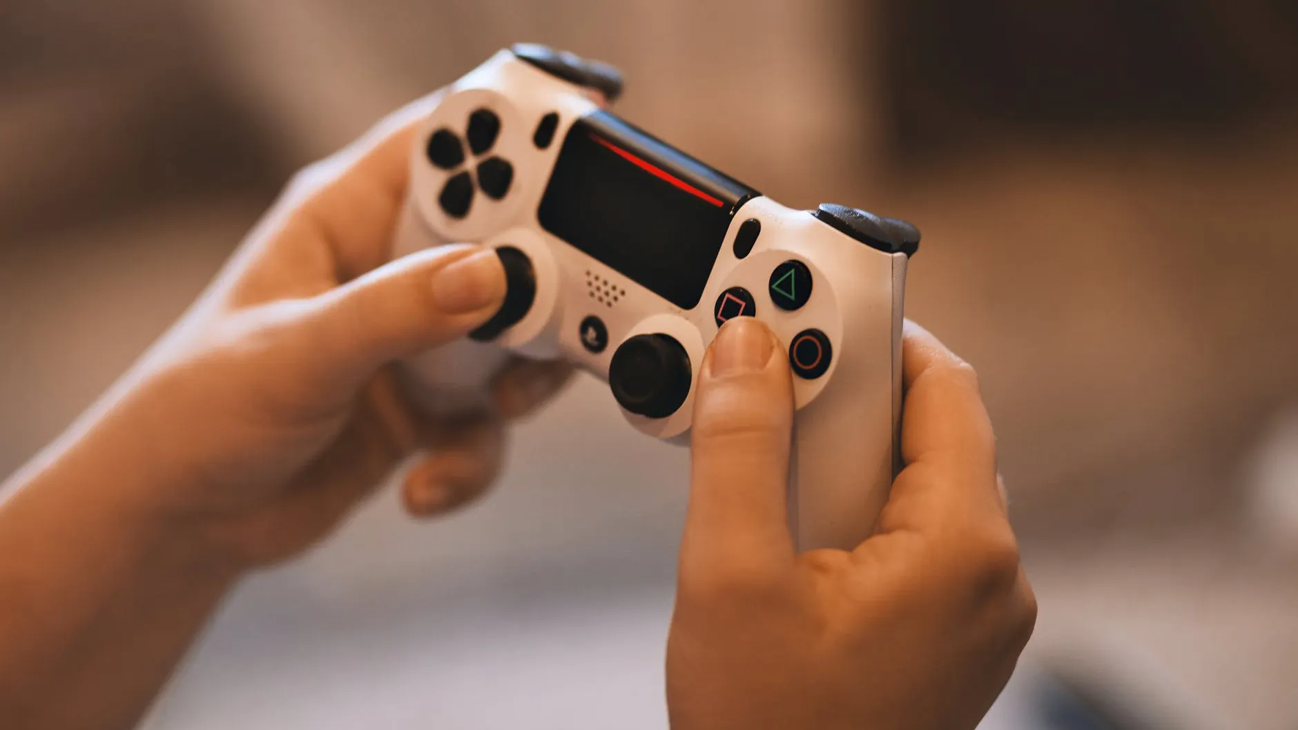 Как подключить геймпад от PlayStation 4 к iPhone? А как подсоединиться обратно к консоли? Все просто