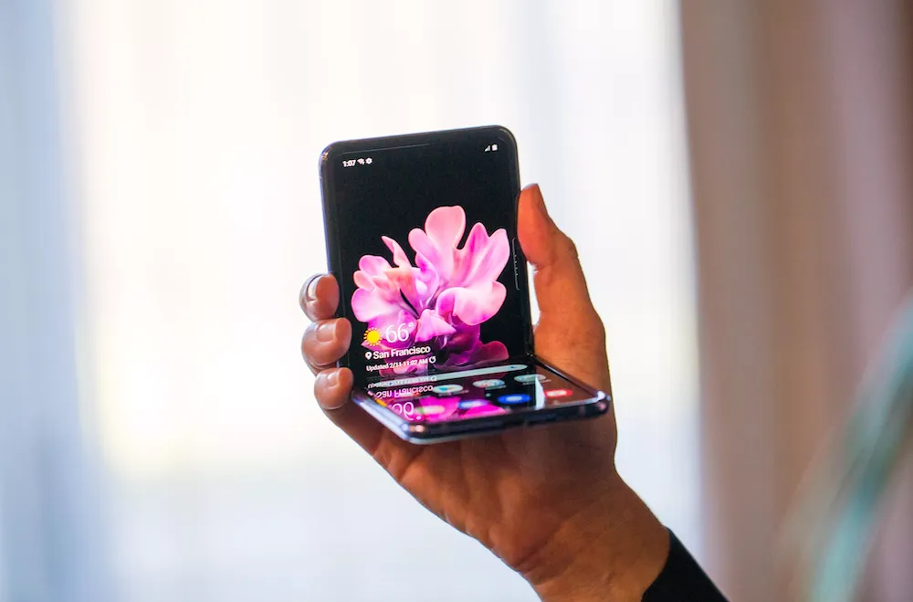 Samsung Galaxy Z Flip уже в МТС. Это безумно крутая раскладушка