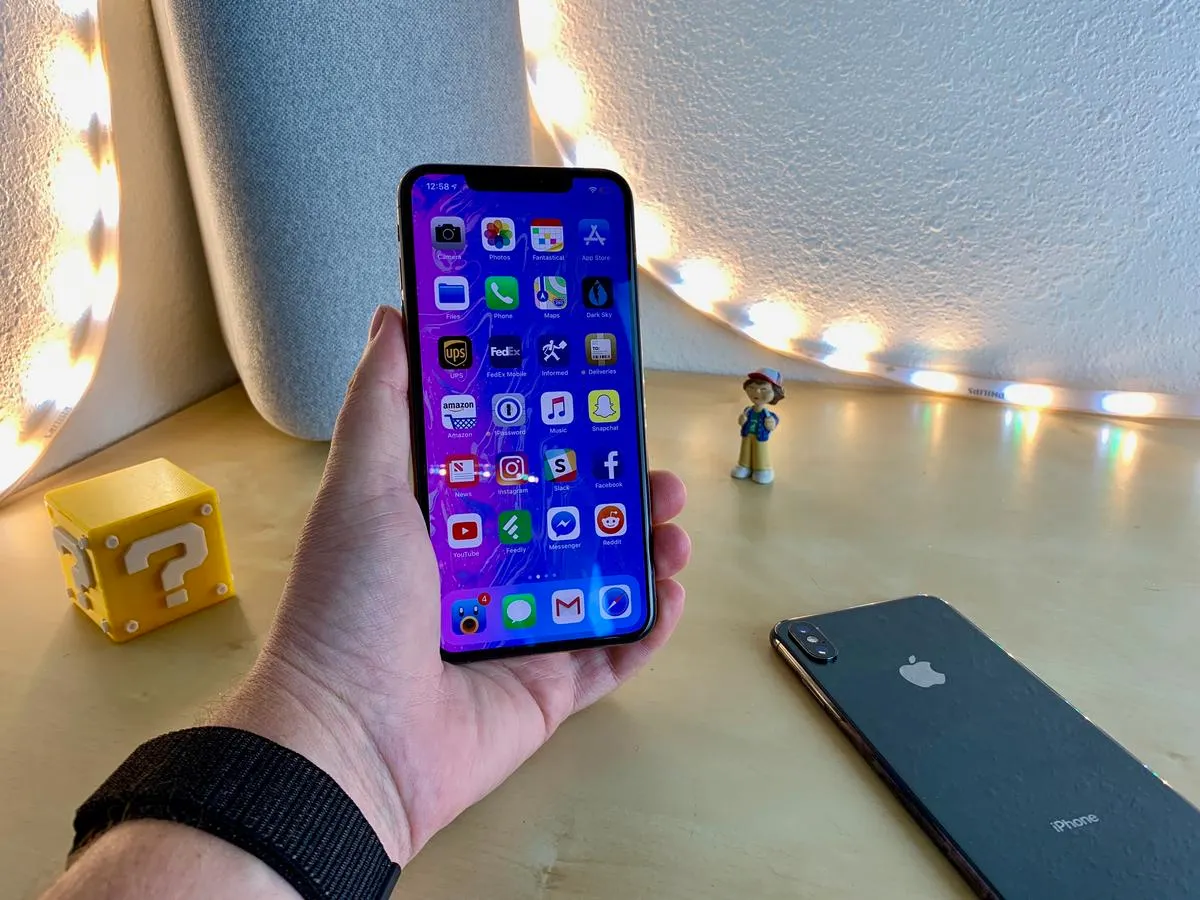 Топовый iPhone XS Max отдают с огромной скидкой. Так дёшево «белый» флагман ещё не стоил