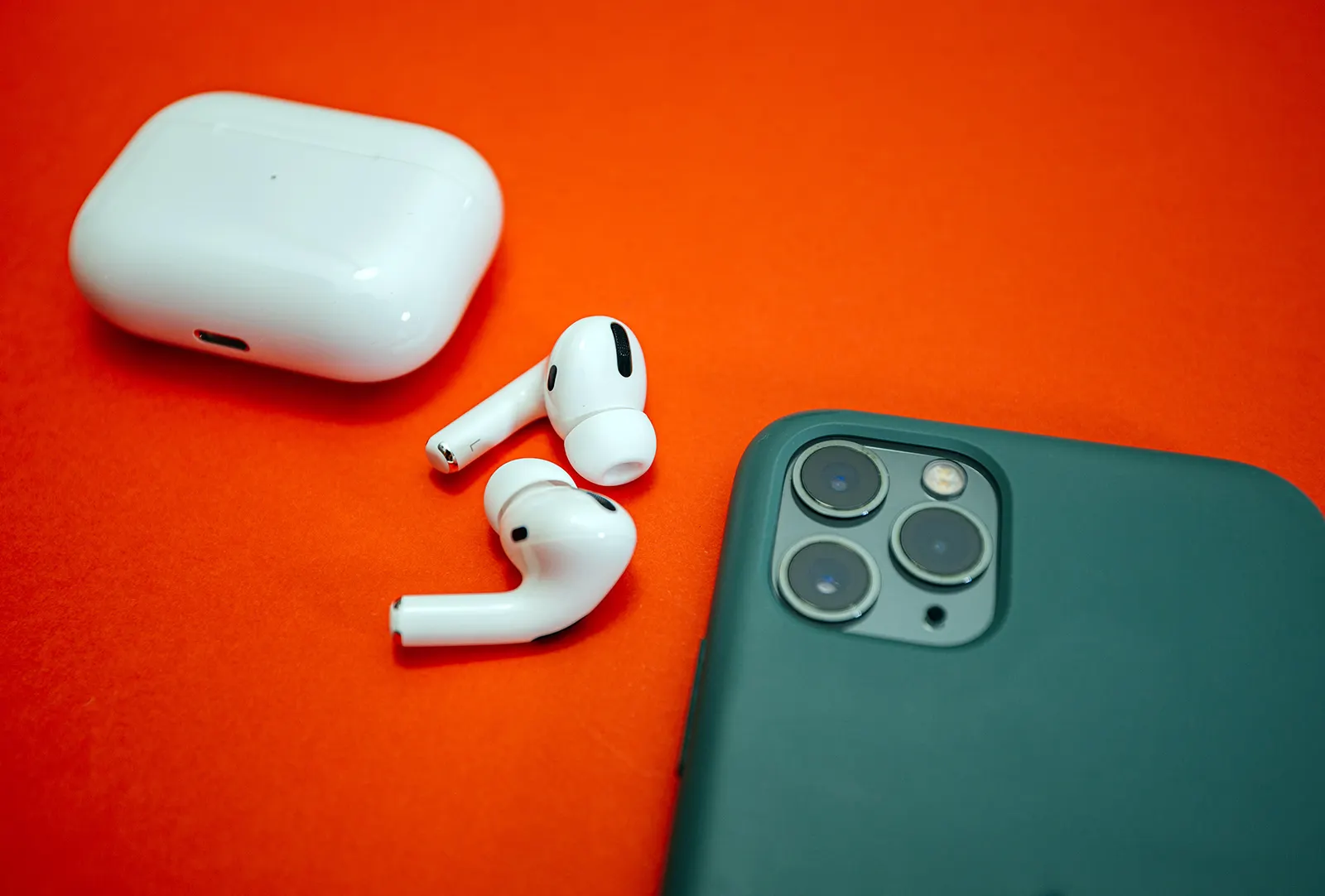 Все официальные AirPods внезапно подешевели. Записывайте секретный промокод