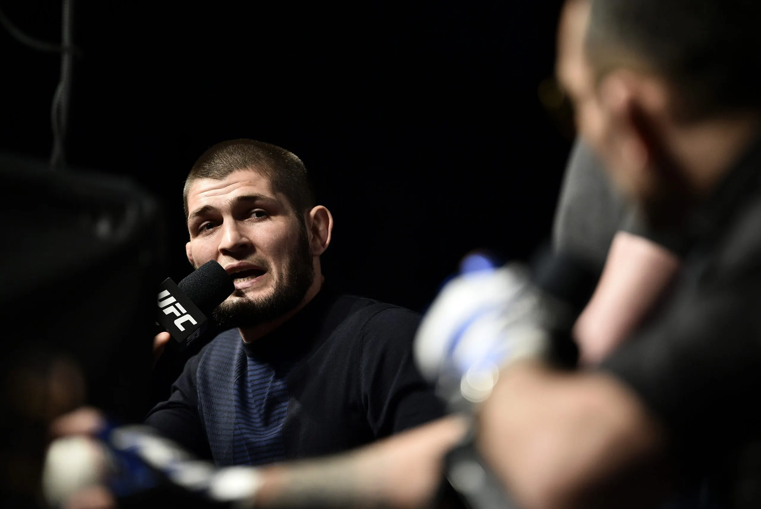 Хабиб пнул пояс Тони Фергюсона на пресс-конференции UFC. И назвал американца тупым
