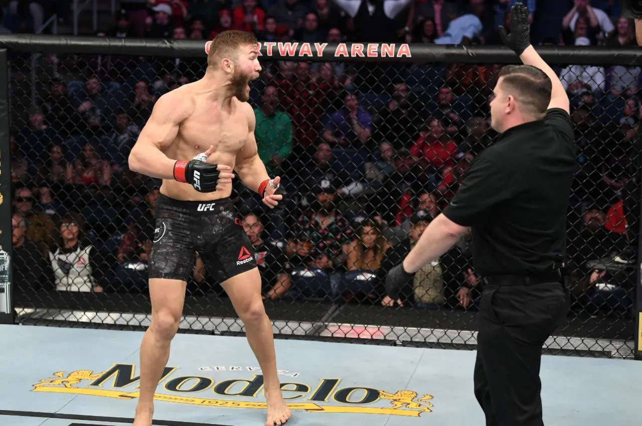 Судья UFC без причин остановил бой дагестанца и молдаванина. Последний из-за возмущения даже полез в драку с рефери