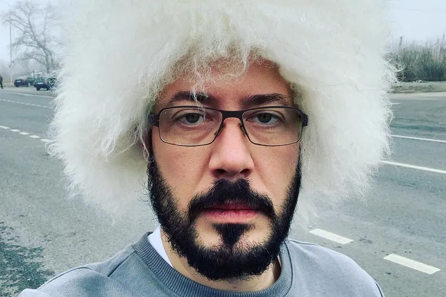 Артемий Лебедев рассказал про шапку-невидимку. Она позволяет легально нарушать карантин