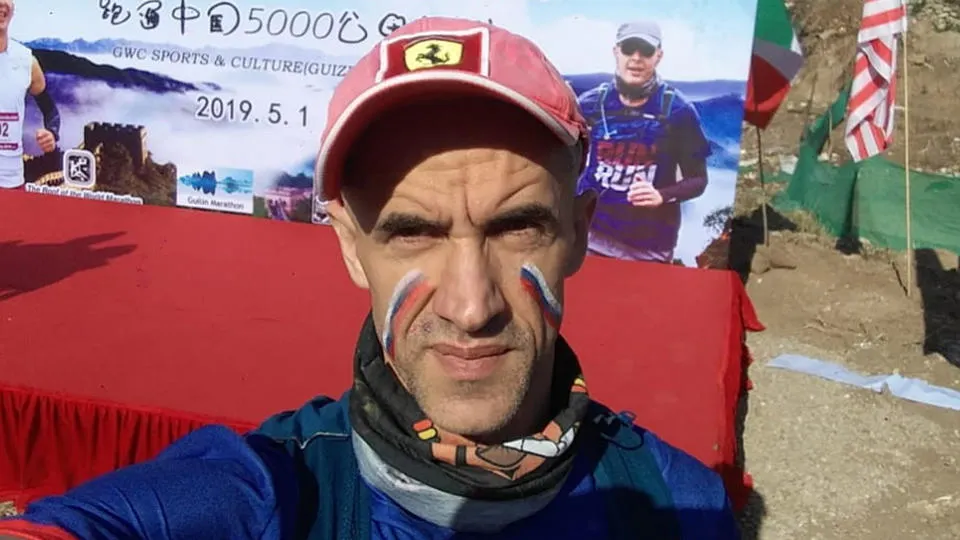 Русский мужик пробежал 100 километров вокруг кровати. Зачем?