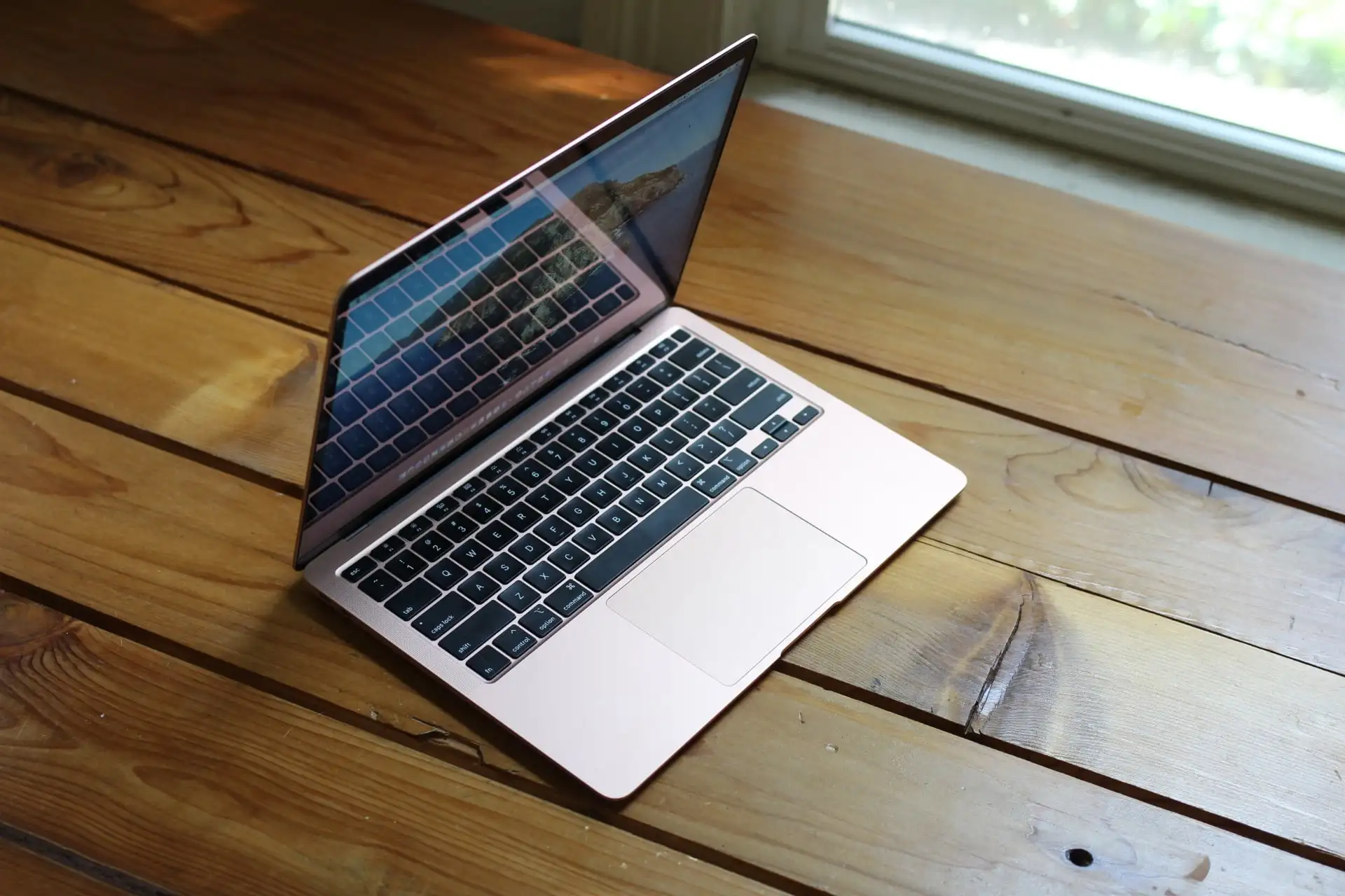 Новые MacBook Air и iPad Pro скоро приедут в Россию. Время доставки радует