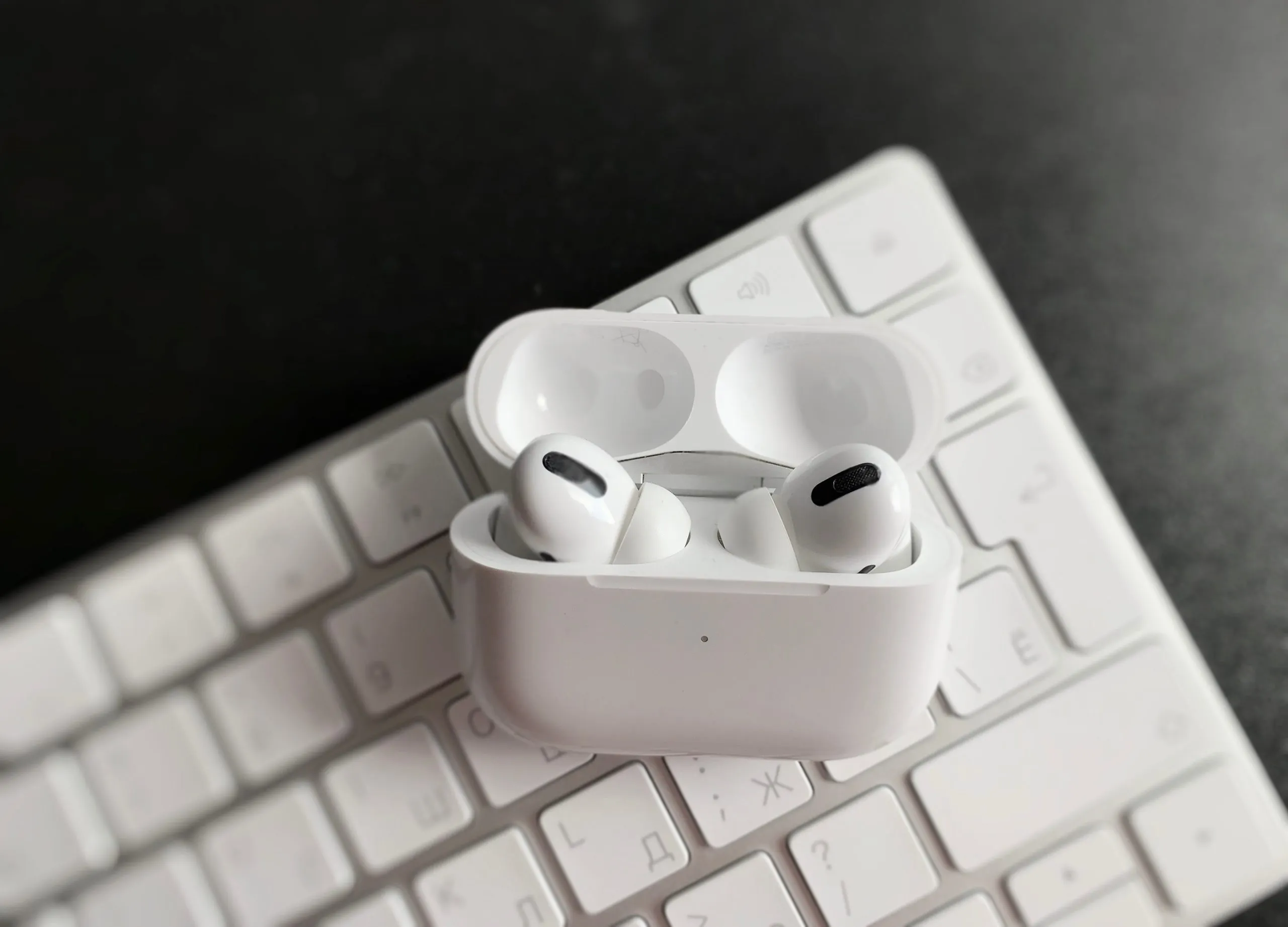 Как правильно доставать AirPods Pro из кейса. И как мы жили без этого лайфхака?
