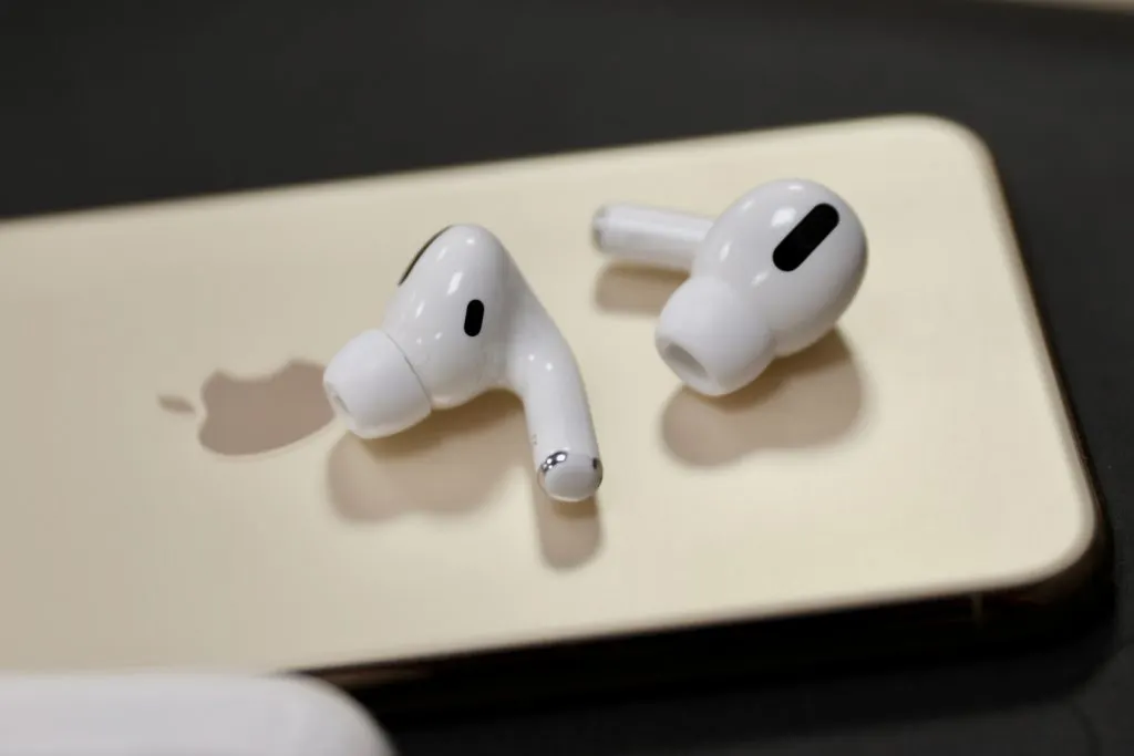 Нашли самую низкую цену на официальные AirPods Pro. Но будет виртуальная очередь