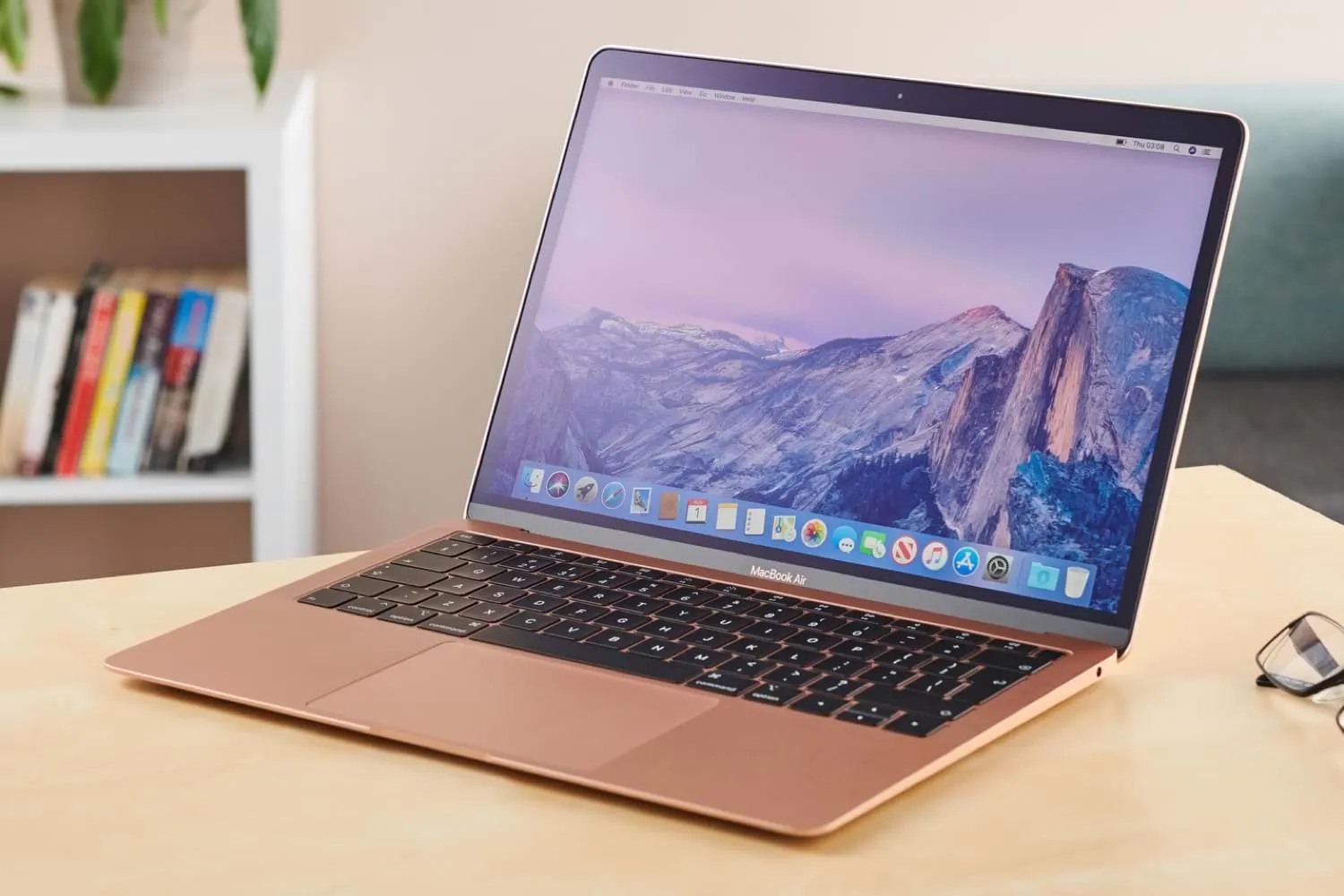 Экран MacBook Air на Windows работает лучше, чем на macOS. Как так?