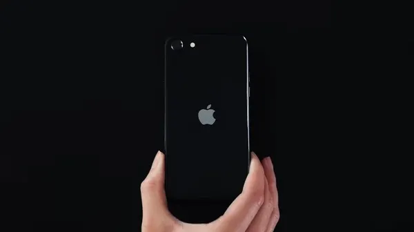 Главный дизайнер Huawei раскритиковал iPhone SE. Прав ли он?