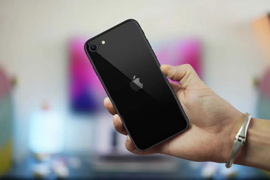 Новый iPhone SE заряжается катастрофически долго. Быстрая зарядка не помогает