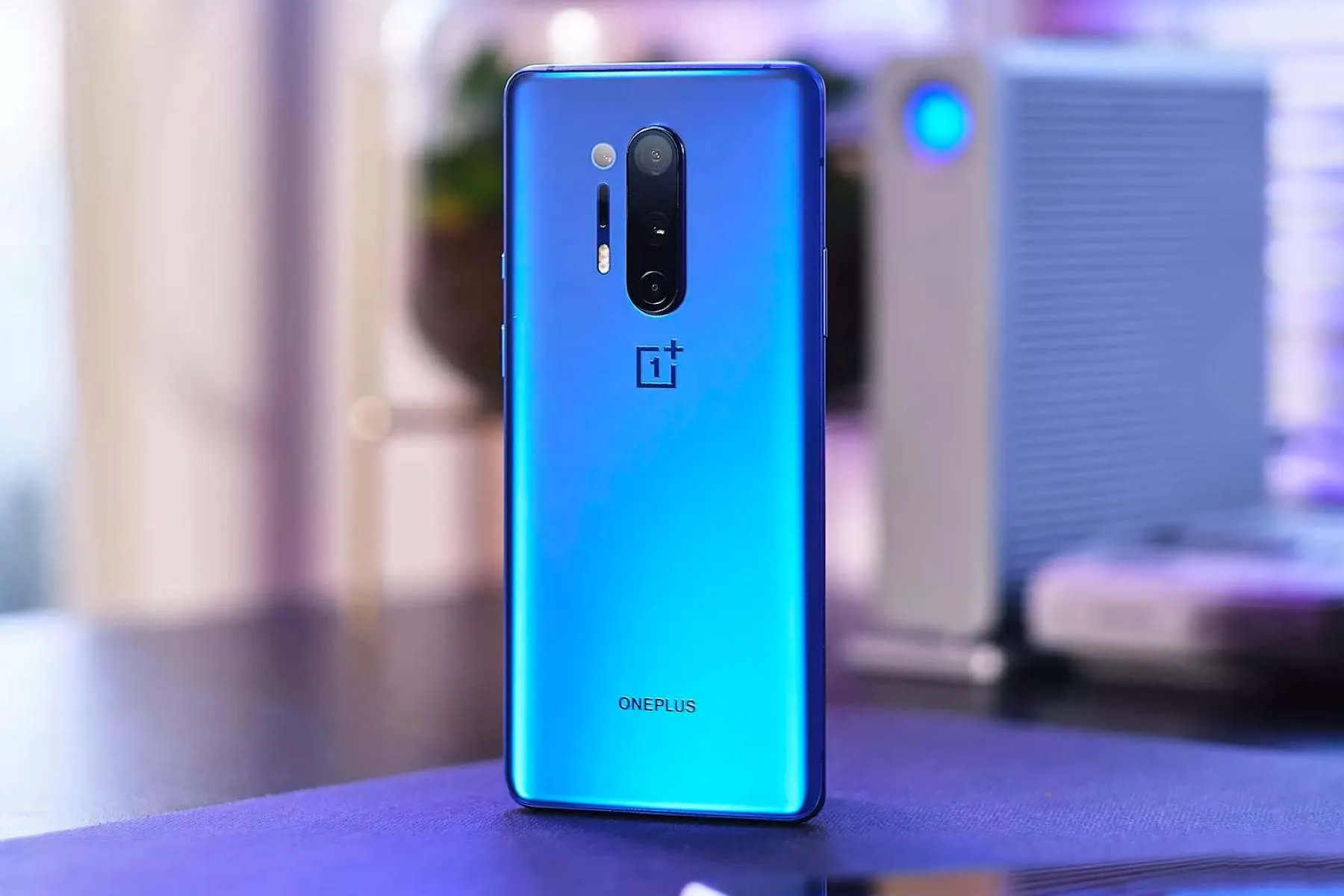 Камера OnePlus 8 Pro может просвечивать предметы. Как это работает?