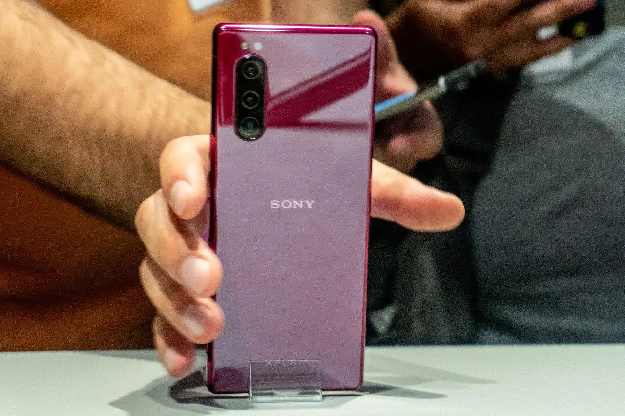 Помните Sony Xperia 5? Компактный флагман жутко подешевел — но только в одном месте