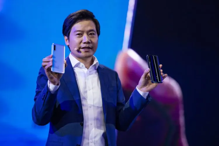 Босс Xiaomi пересел на iPhone. Многим фанатам бренда это не понравилось