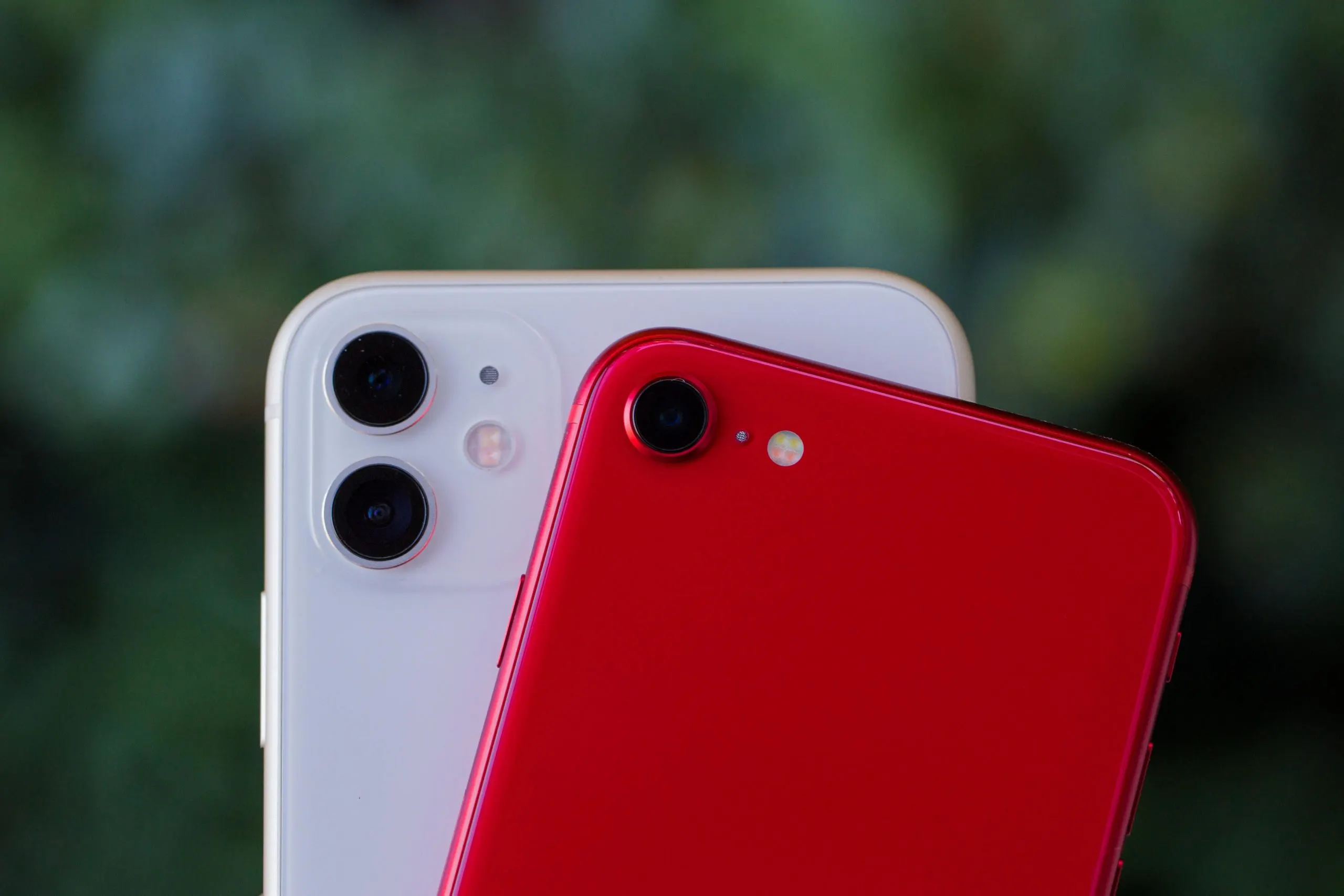 iPhone SE – настоящий феномен рынка. Не дешевеет, но его покупают