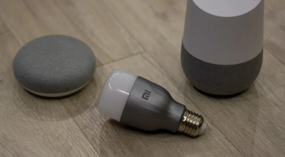 Умную лампочку Xiaomi отдают по лучшей цене. Что умеет эта штука?