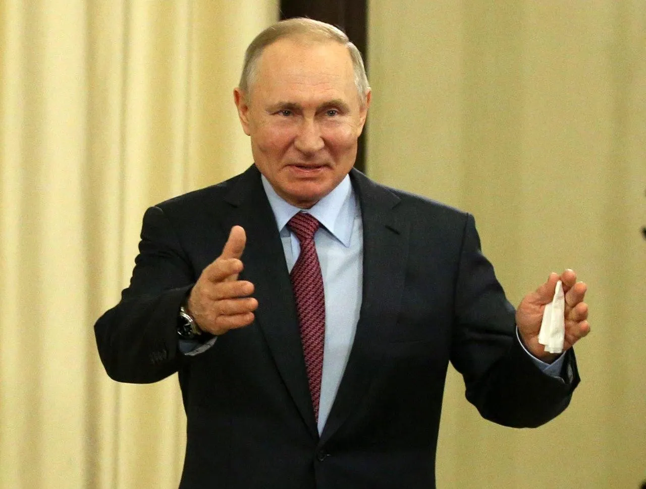 На Авито продается рубашка Путина – он забыл ее в отеле. Сколько за нее просят?