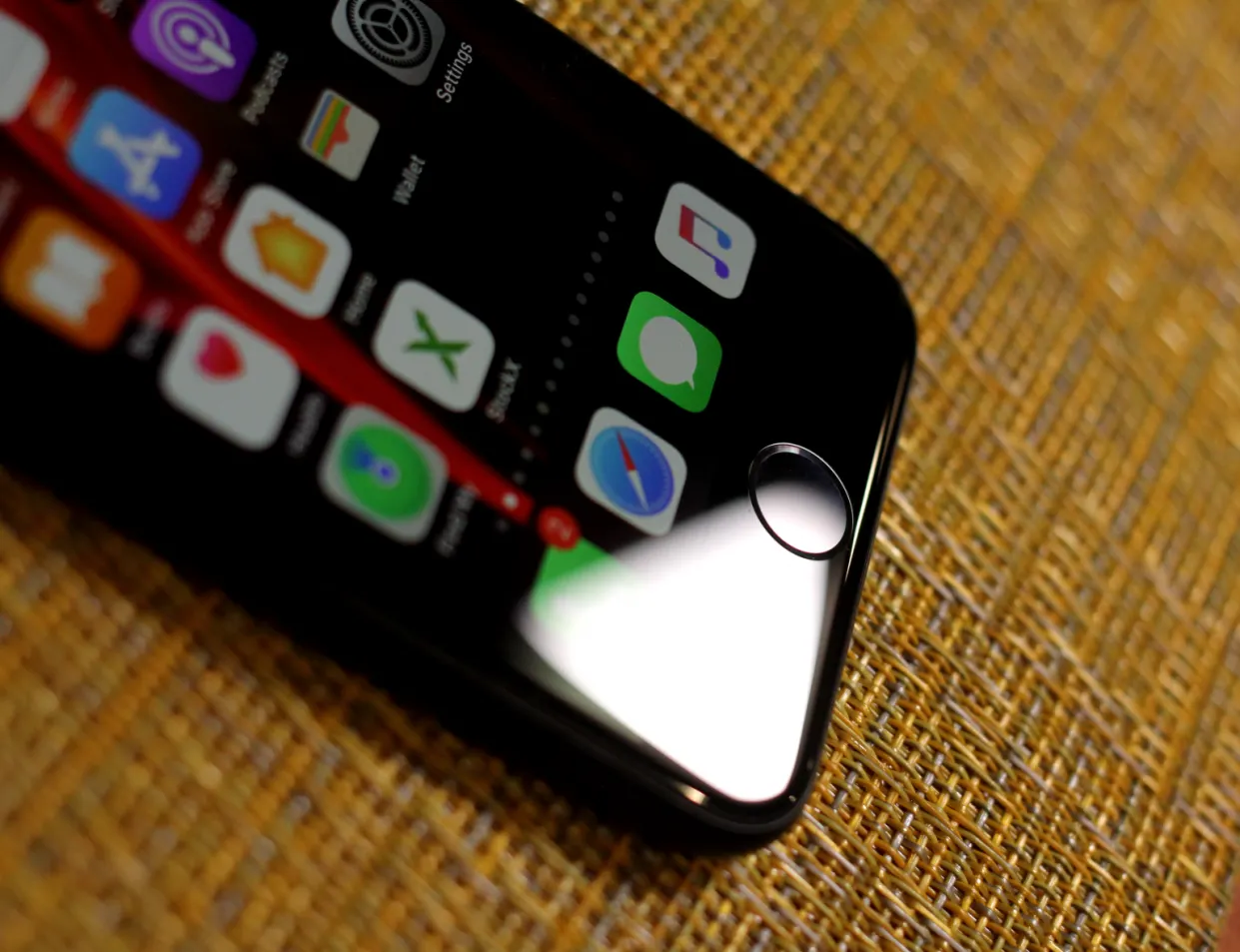 iPhone SE сильно подешевел. Он стоит почти как «восьмерка»