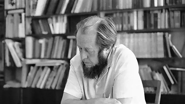 Солженицын – дико переоценённый писатель. Его главная заслуга в том, что он раздражает коммунистов