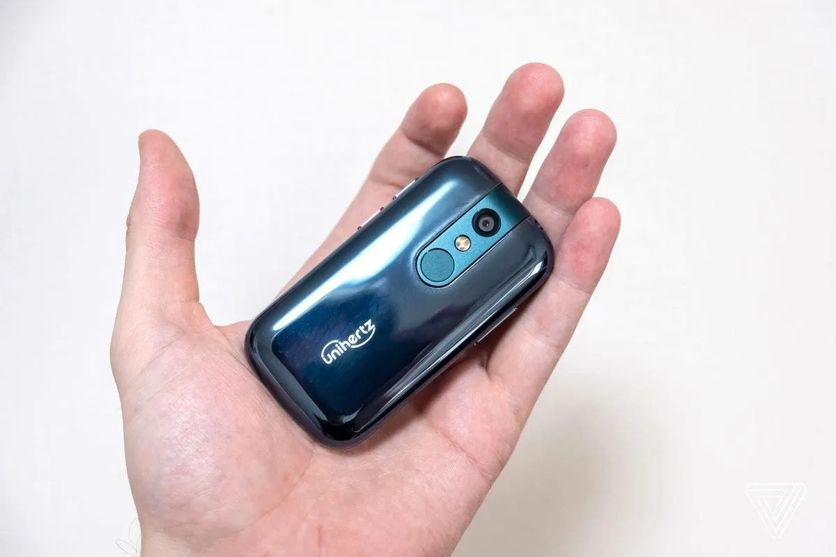 Представлен самый крошечный Android-смартфон. В Jelly 2 есть даже NFC