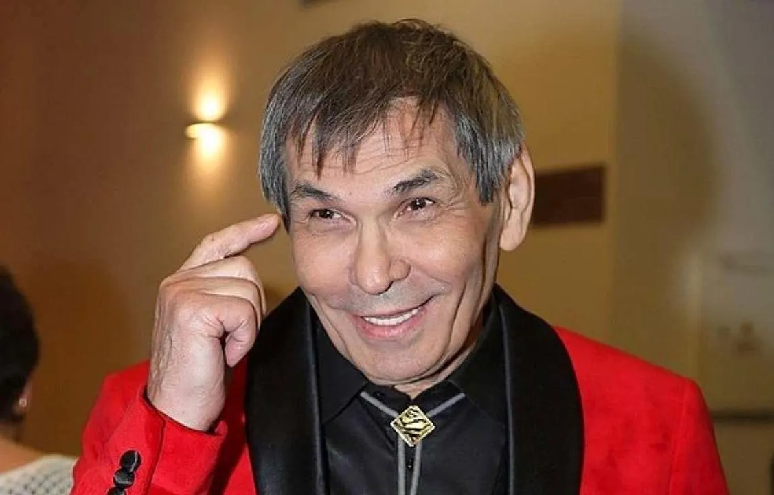 Бари Алибасов снова чудит. Продюсер выпил тормозную жидкость, лежит в психушке и боится попасть под поезд