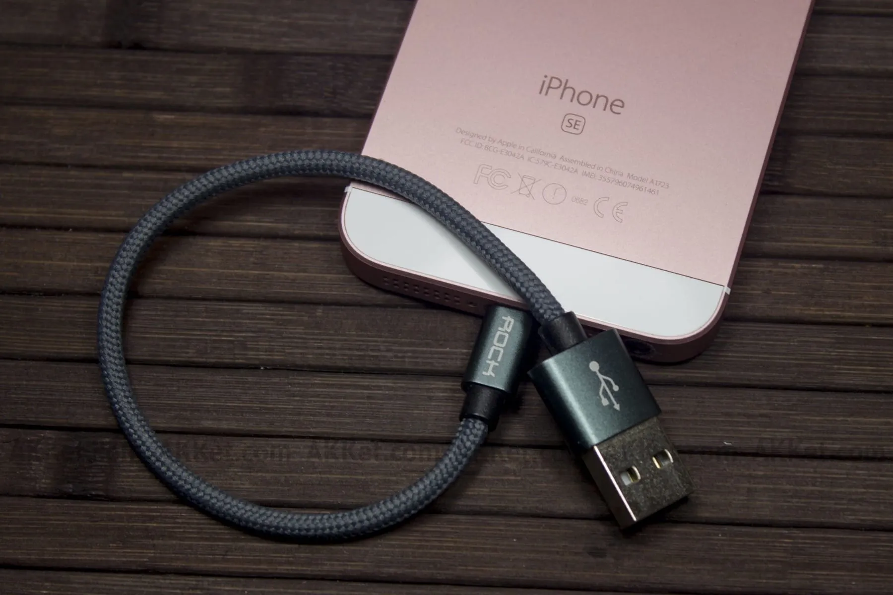 Из комплекта iPhone 12 исчезнет адаптер и наушники. Но появится важный аксессуар