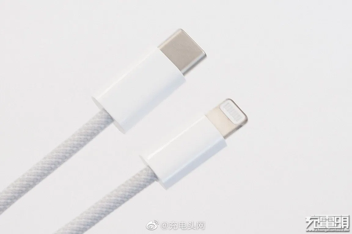 Есть фото новой зарядки для iPhone 12. Тим Кук сломает многолетнюю традицию?