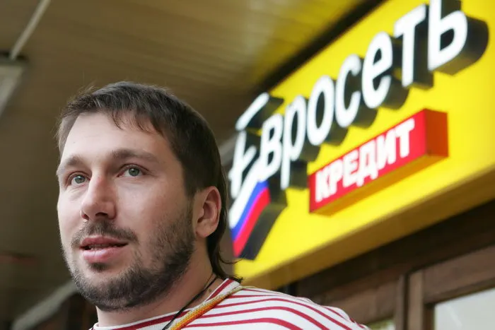 «Курящий человек хранит в себе потенциальную опасность». Тред о правилах старой «Евросети», который лайкнул даже Евгений Чичваркин