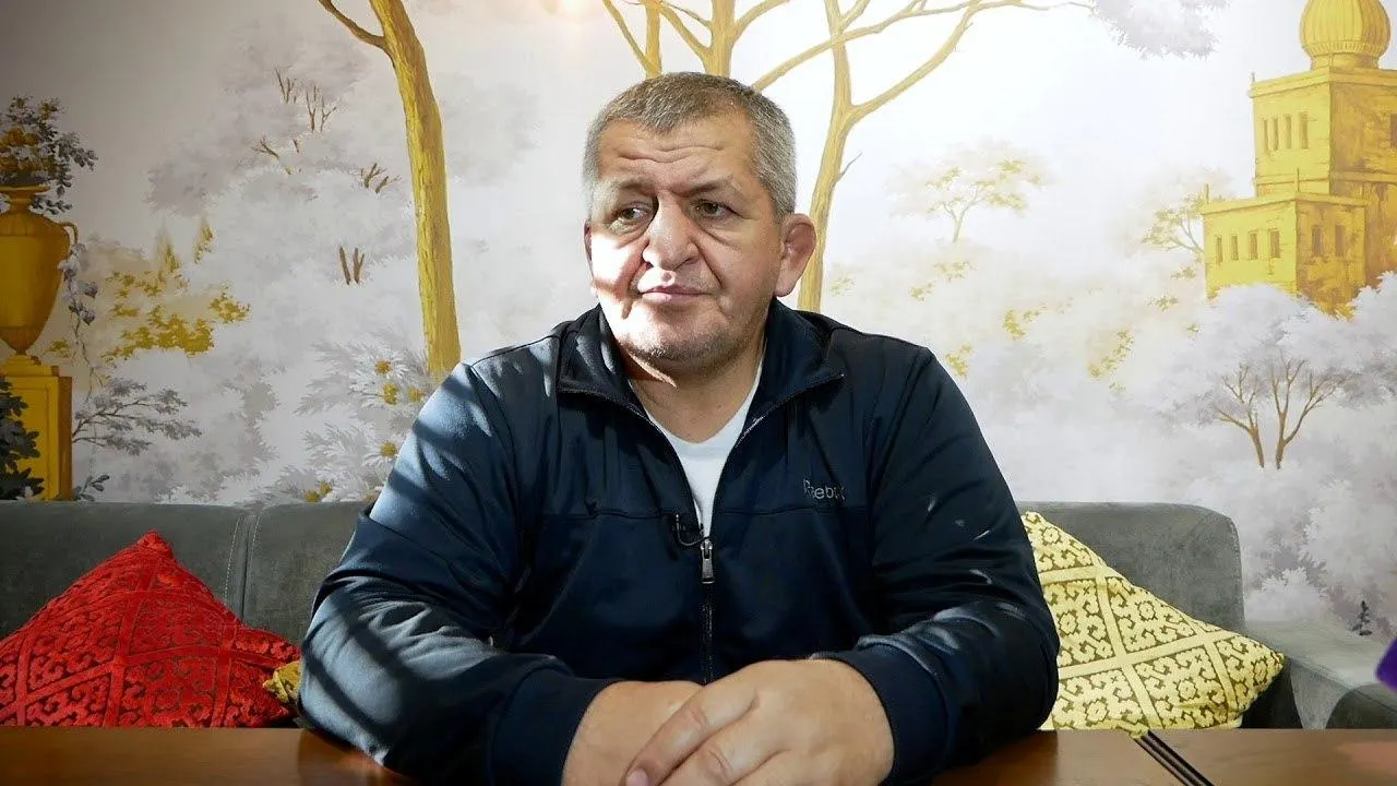 Блогер пришел на кладбище к отцу Хабиба и поговорил с ним. Зрители уверены: чемпиону UFC это не понравится