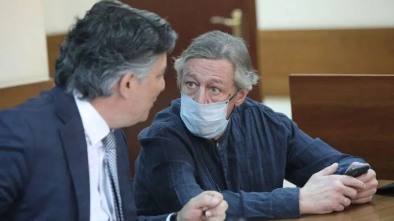 «Падать ниже просто некуда, но актер умудрился». Михаил Ефремов ничего не помнит и отрицает вину