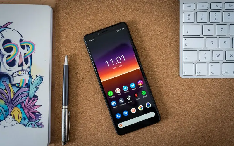 Sony Xperia 10 II внезапно появился в России. Брать или нет?