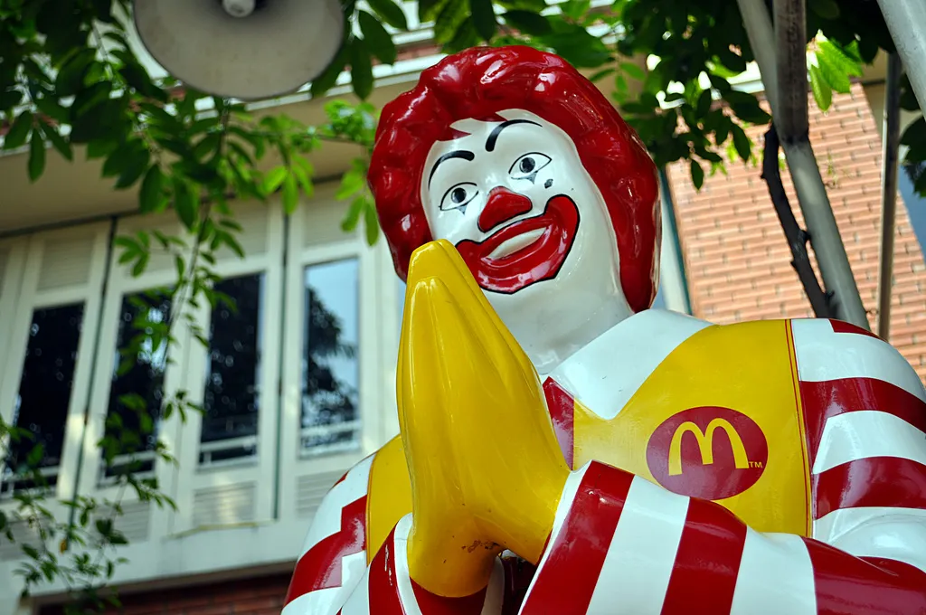 McDonald’s – империя зла. Они троллили голодных африканцев, спонсировали сатанистов и открыли университет в Москве