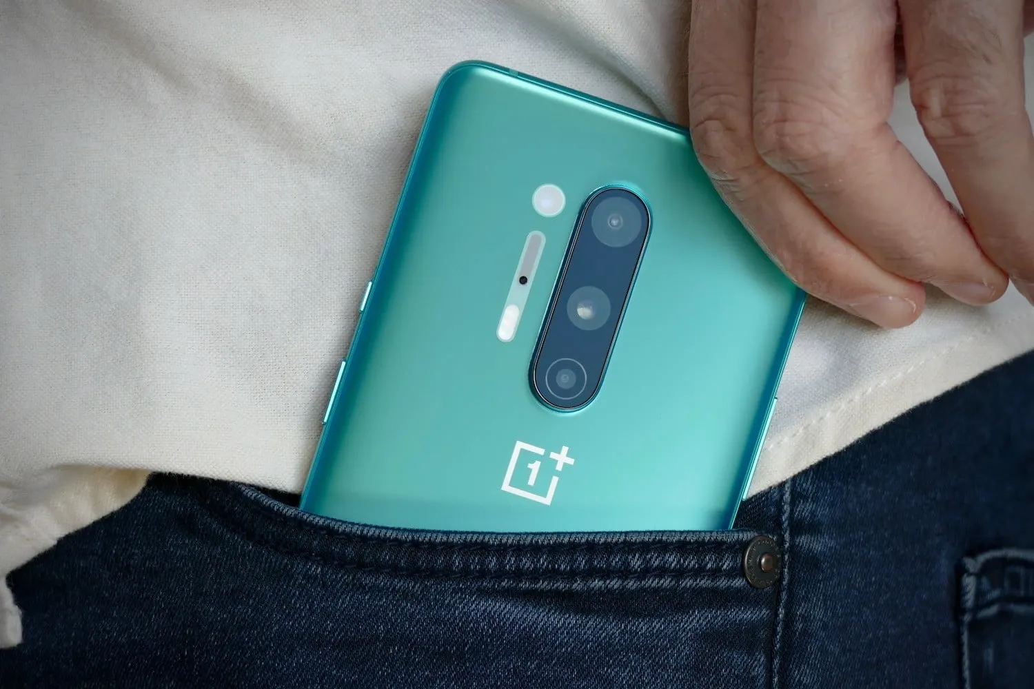 Элитный OnePlus 8 Pro сильно подешевел. Теперь это самый крутой Android-флагман
