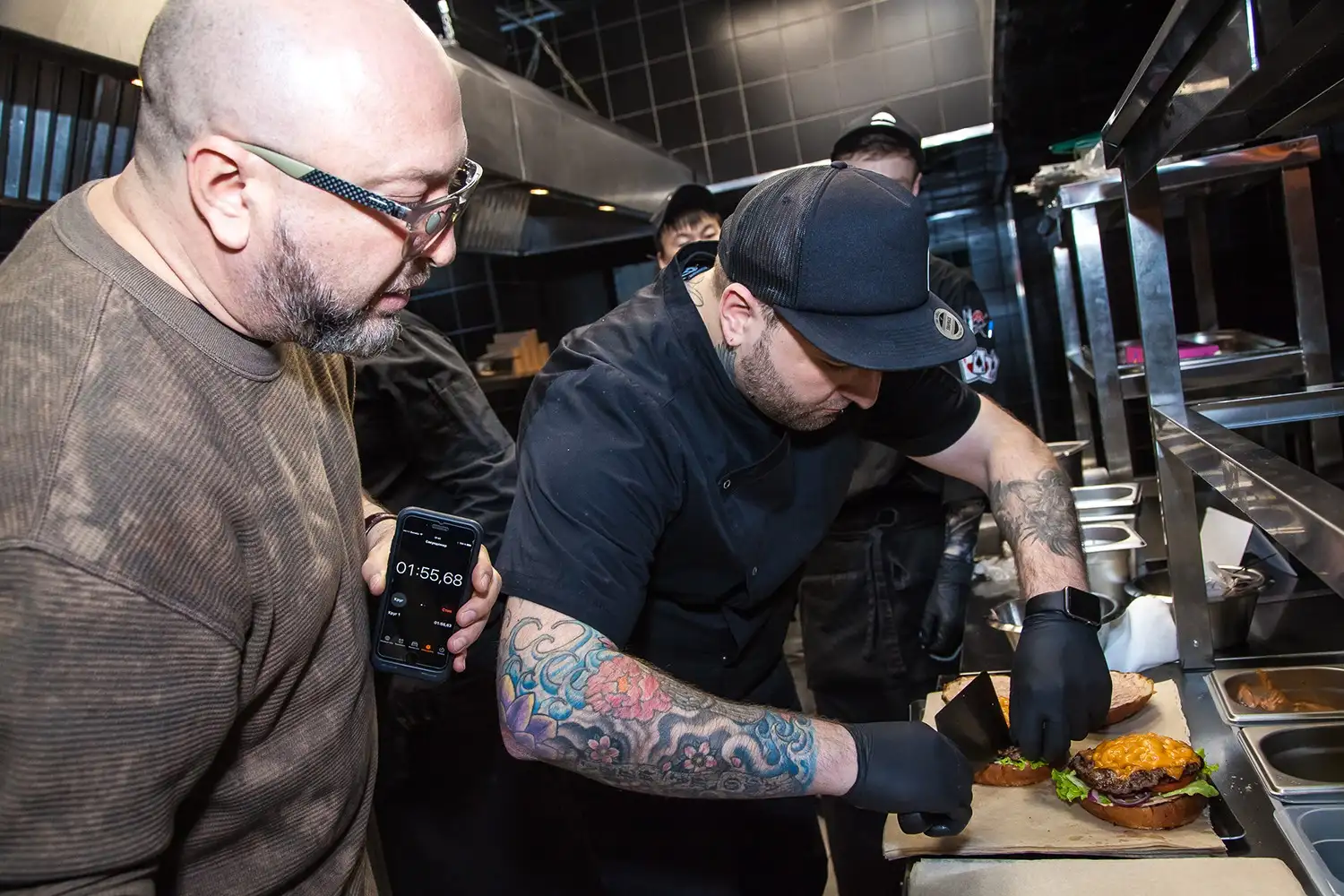 Почему руки всех сотрудников Black Star Burger забиты татуировками? Оказывается, это не тату