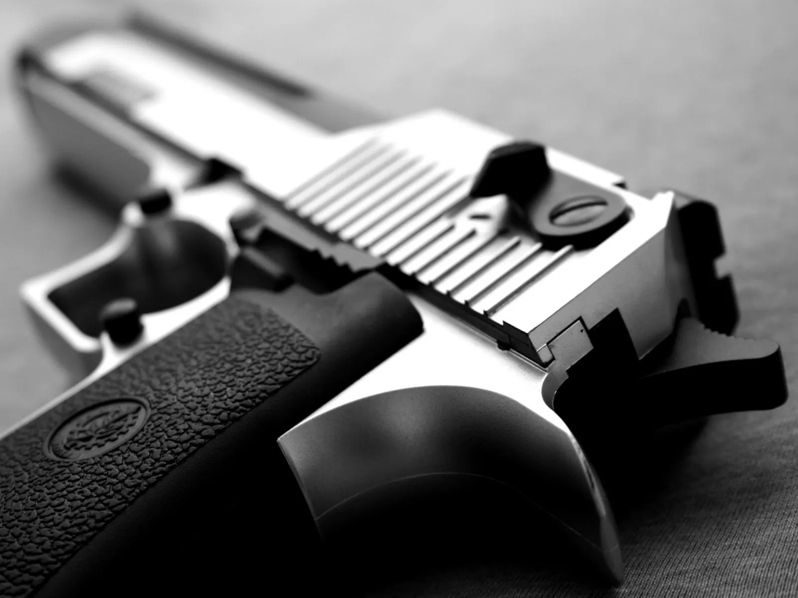 Почему гангстеры в кино держат стволы горизонтально?