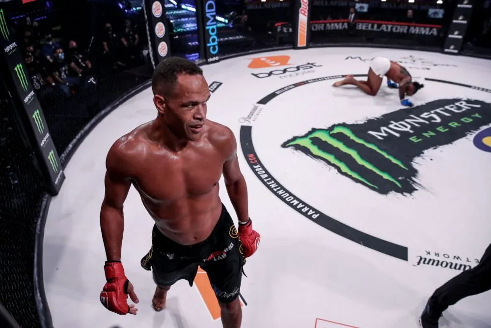 Боец MMA подло лягнул соперника в пах. Удар уже назвали худшим в истории