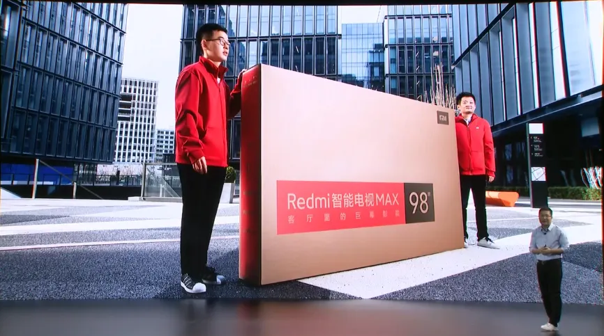 Парень купил телевизор Xiaomi и назвал его огромным. Над ним смеются, но не только из-за размеров