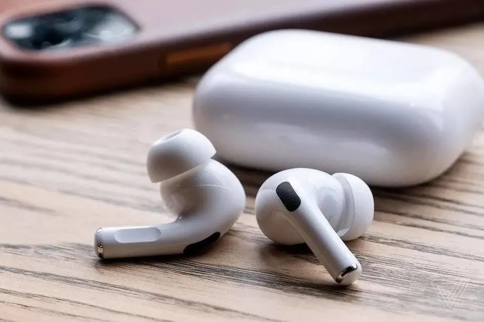 В AirPods Pro завезли крутейшую функцию. Теперь их нужно брать