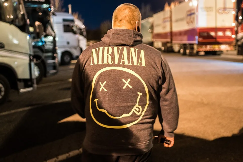 Кто придумал легендарный логотип группы Nirvana? Считалось, что Курт Кобейн, но теперь есть другие версии