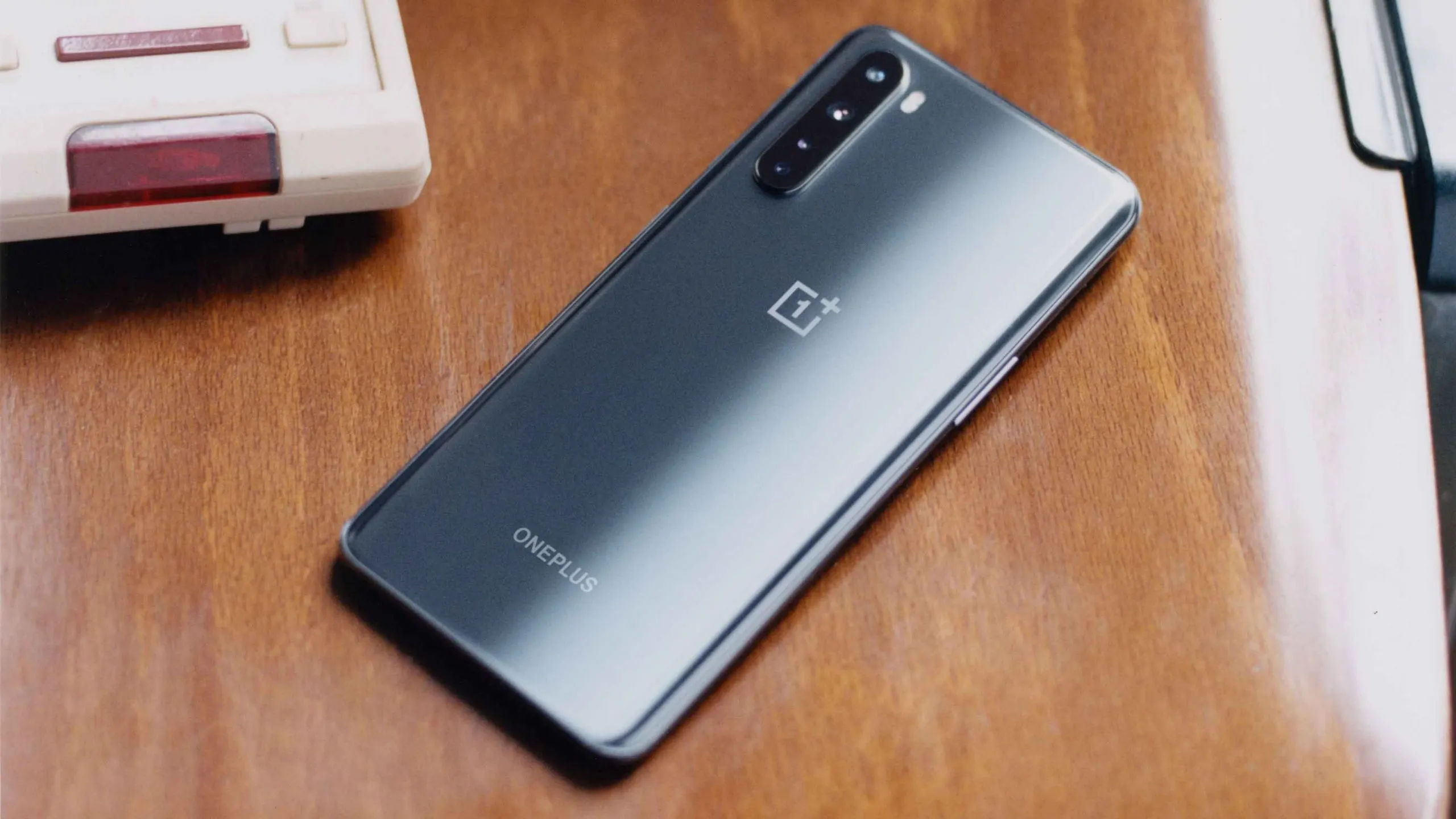 Хотели бюджетный OnePlus, но Nord слишком дорогой? Нашли альтернативу
