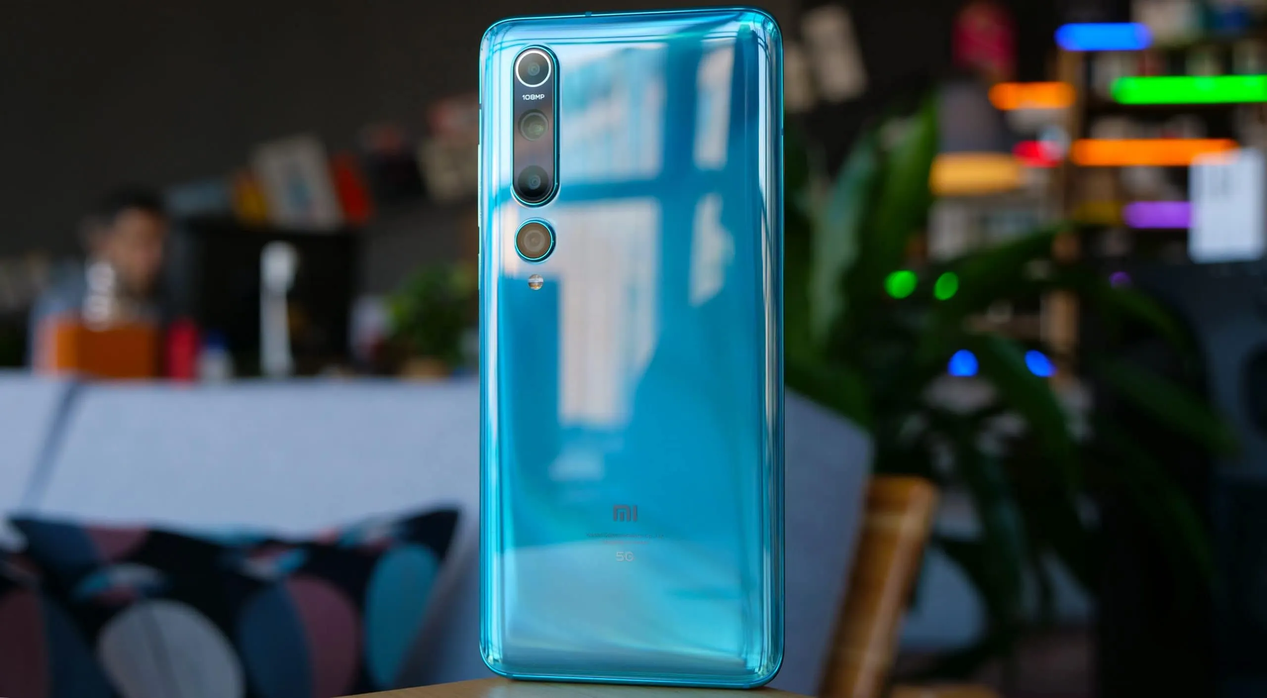 Флагман Xiaomi стремительно дешевеет. Но не стоит покупать его сейчас – лучше подождать