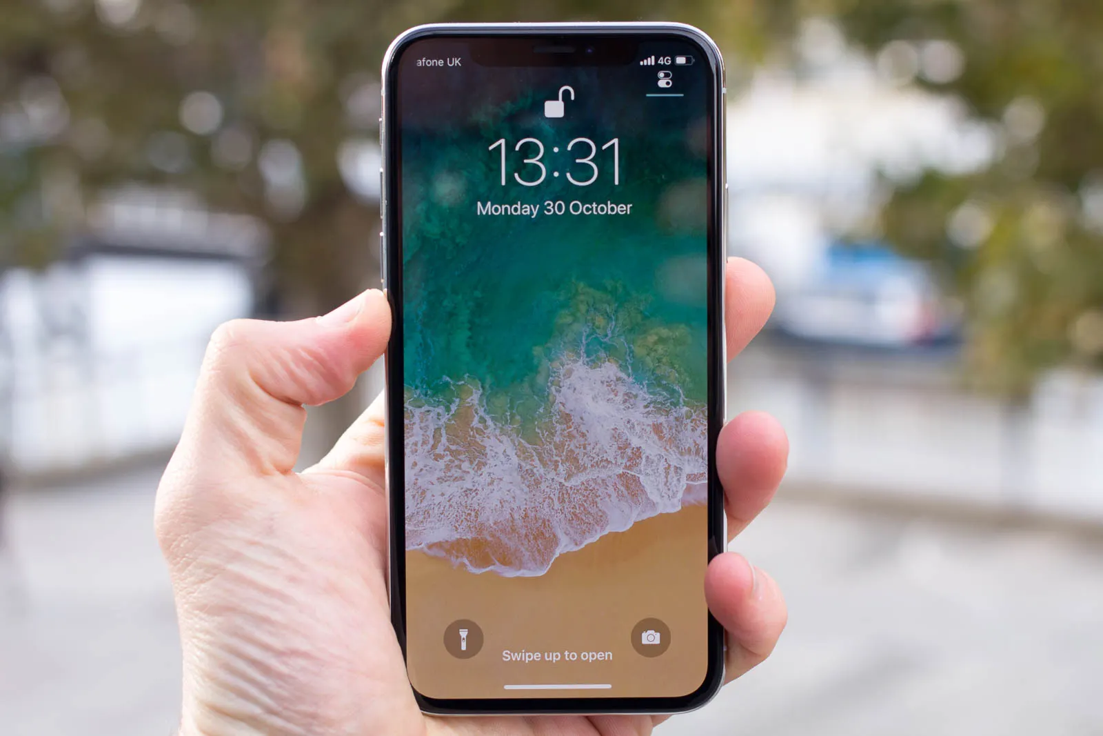 Легендарный iPhone X исчез из магазинов. Что брать вместо него?