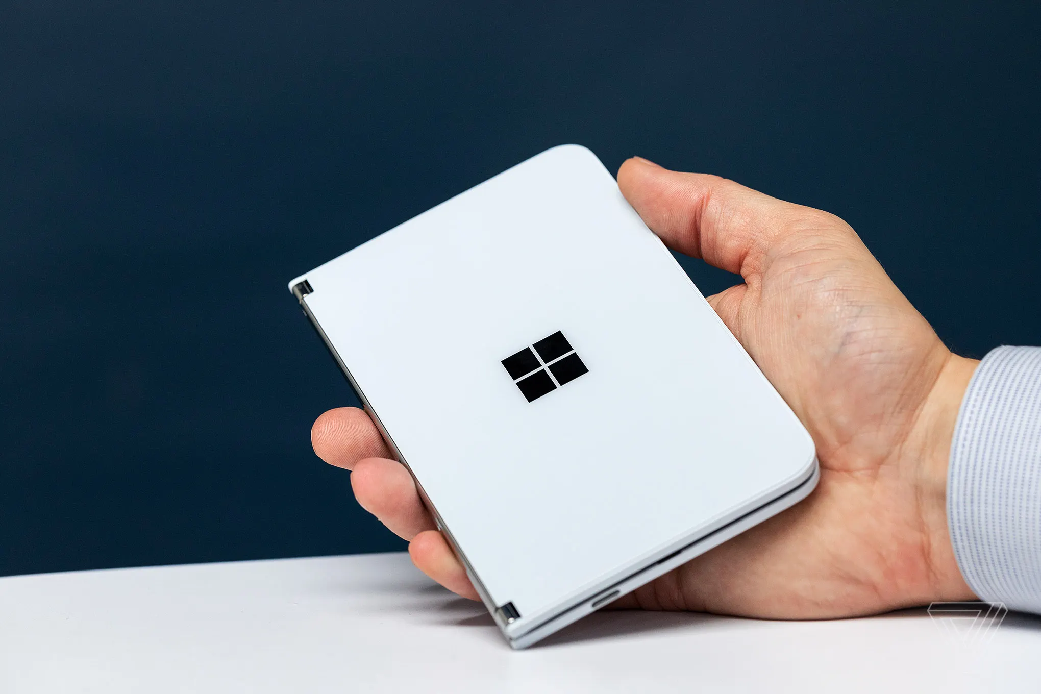 Microsoft Surface Duo трескается и ломается при зарядке. Это позорище