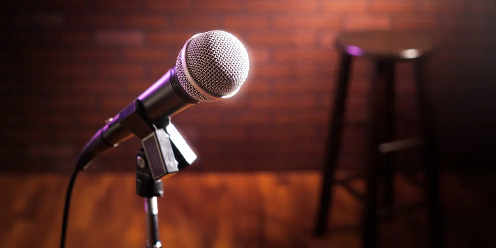 Проект Outside Stand Up может перевернуть русский юмор, а может его разрушить. В чём его крутость и риски?