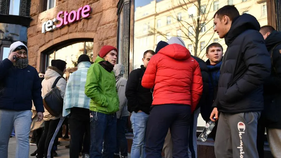 На Авито уже можно купить место в очереди за iPhone 12. Предложение стоит дороже самого флагмана