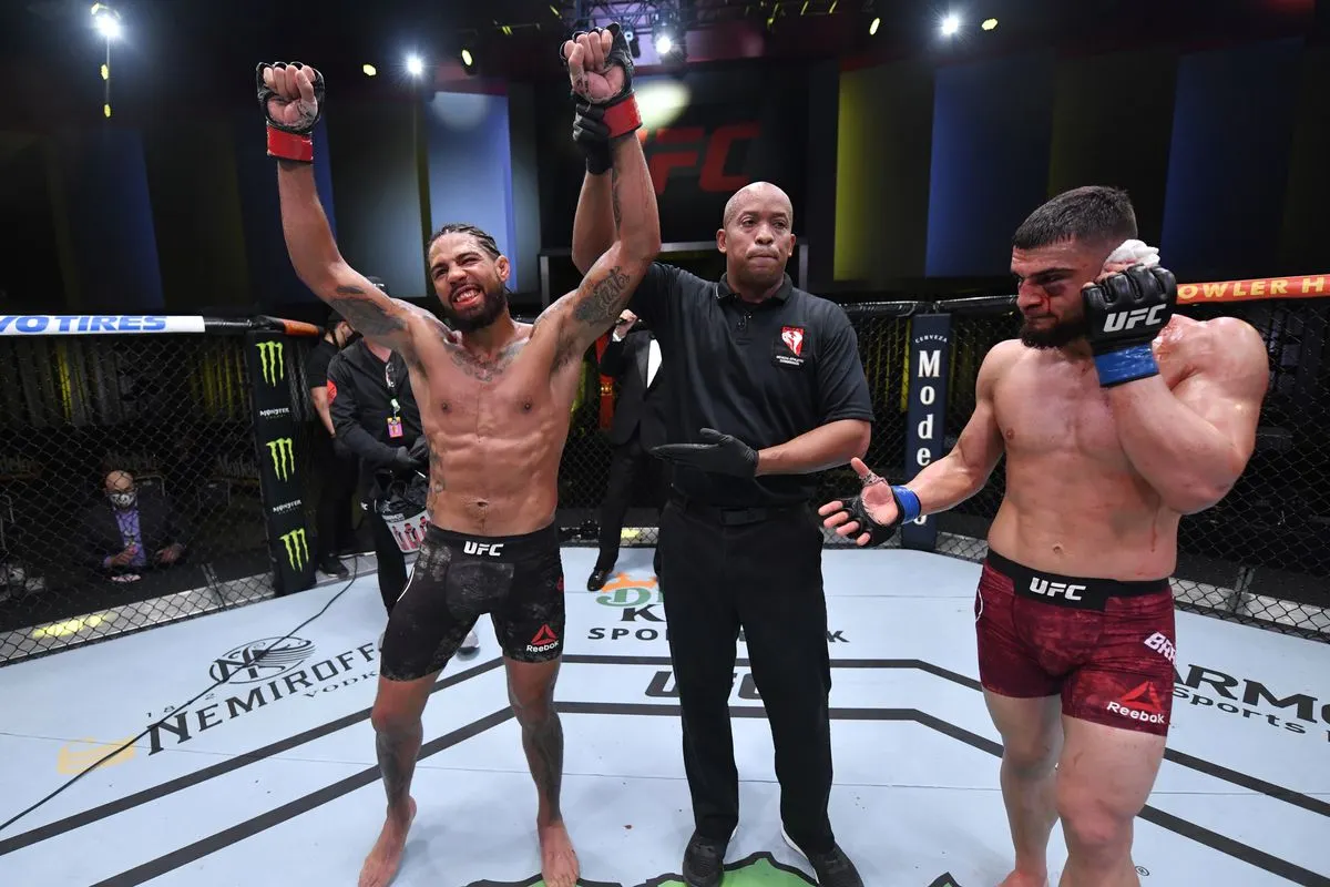 Боец UFC чуть не потерял ухо в поединке. Даже соперник закричал «Боже мой», когда увидел