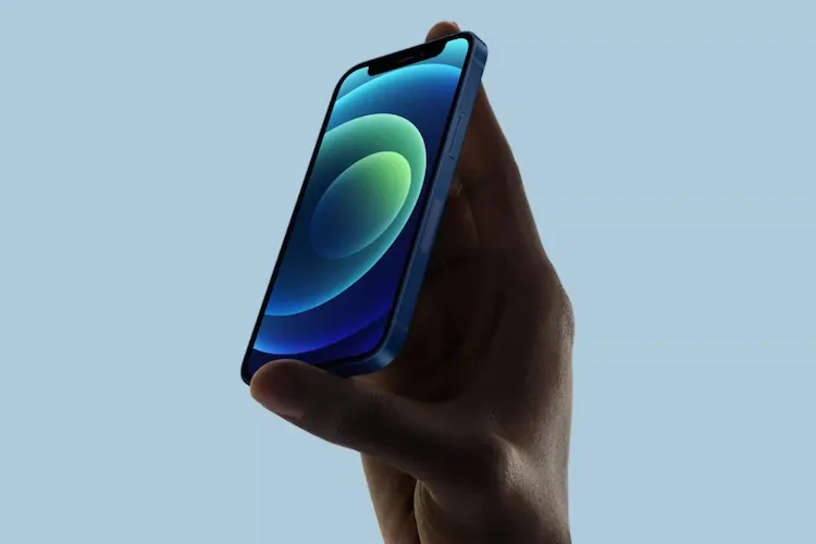 «Его удобно держать одной рукой». Появились первые обзоры iPhone 12 mini – все в восторге