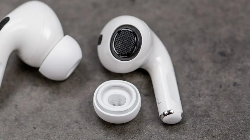 Покупатели жалуются, что Ozon продает фейковые AirPods. История очень мутная