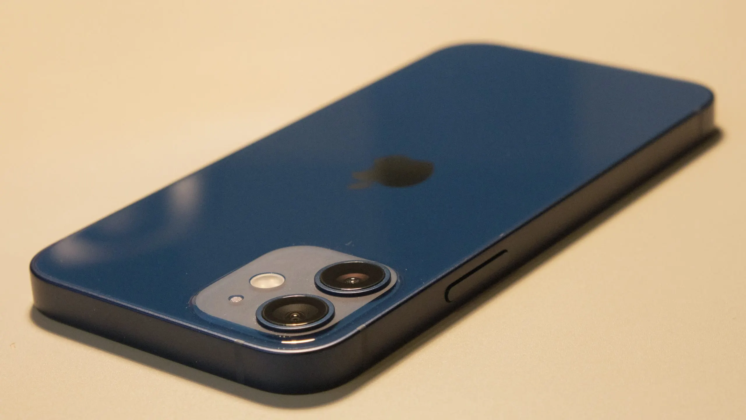 Первый взгляд на iPhone 12 mini. Он чрезвычайно хорош